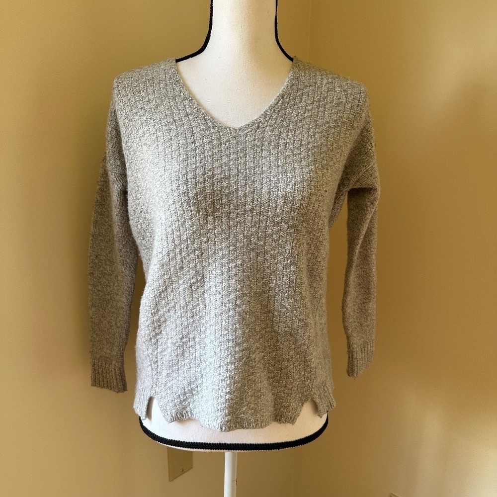 **LOFT* Petite Gray Long Sleeve V-Neck Sweater Size MP